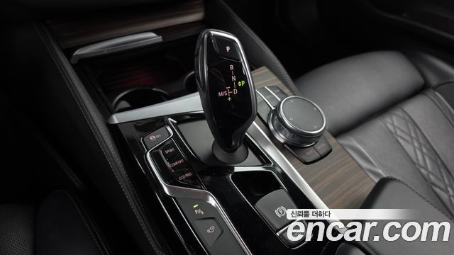 BMW 5-Series 2017 — photo 9