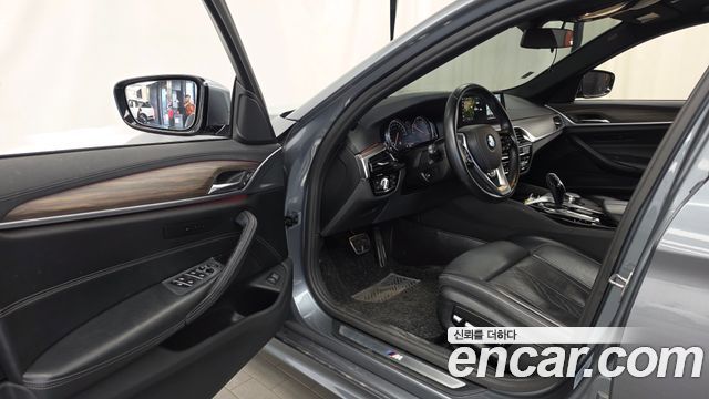 BMW 5-Series 2017 — photo 10