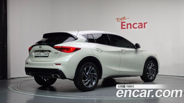 Infiniti Q30 2019 — photo 2