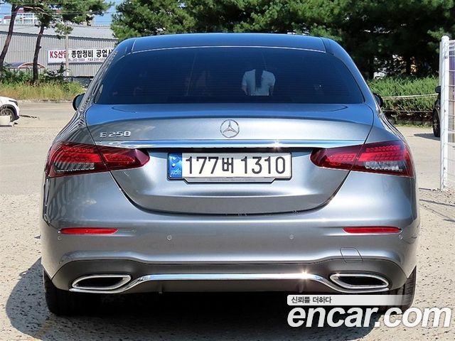 Mercedes-Benz E-Class 2023 — photo 4