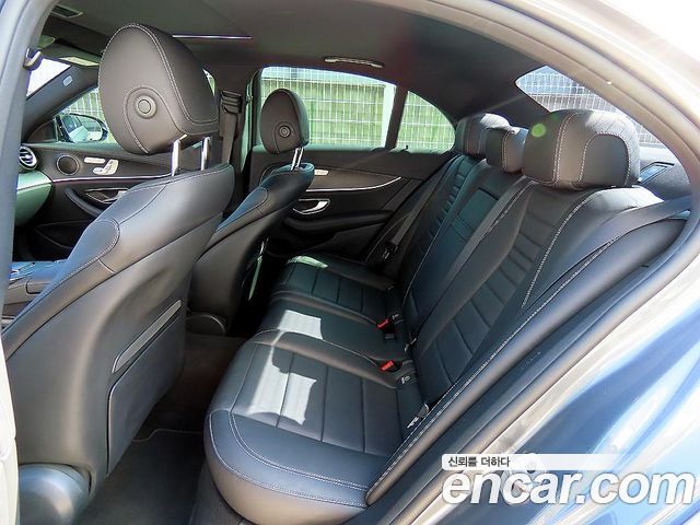Mercedes-Benz E-Class 2023 — photo 6