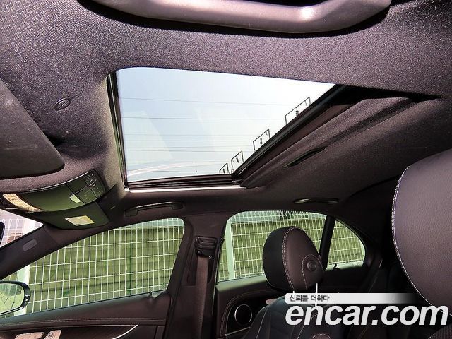 Mercedes-Benz E-Class 2023 — photo 16
