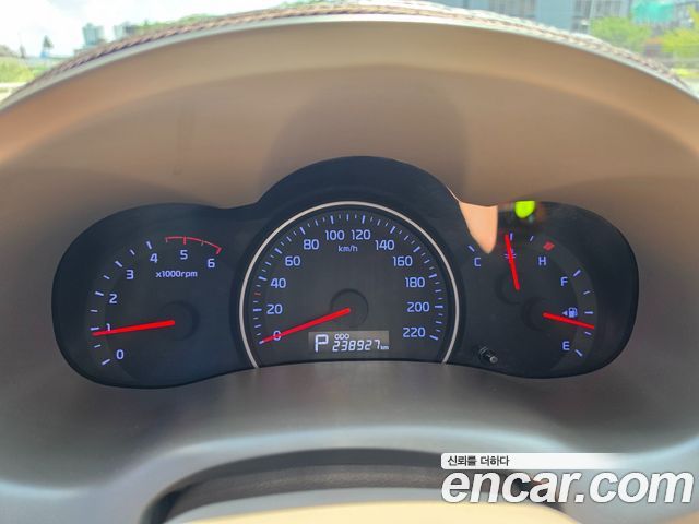 Kia Canival 2012 — photo 8