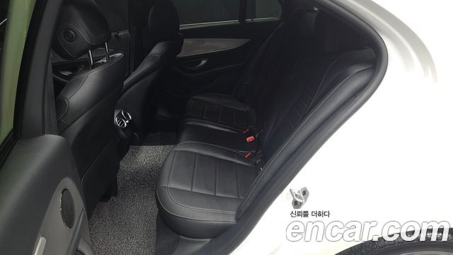 Mercedes-Benz E-Class 2019 — photo 18