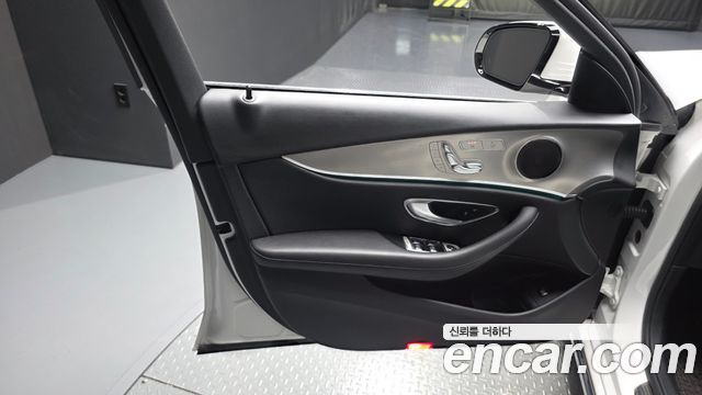 Mercedes-Benz E-Class 2019 — photo 14