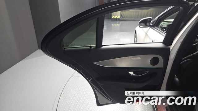 Mercedes-Benz E-Class 2019 — photo 15