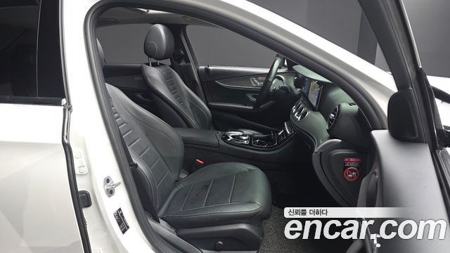 Mercedes-Benz E-Class 2019 — photo 16
