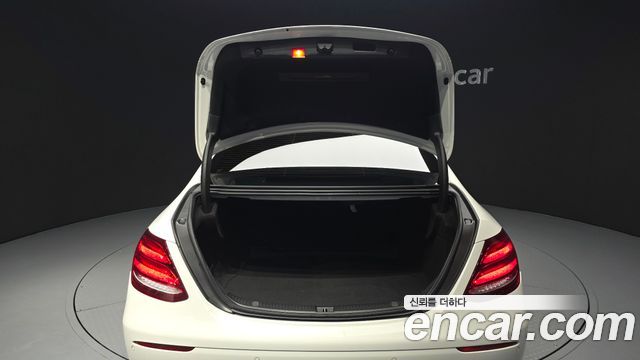 Mercedes-Benz E-Class 2019 — photo 28