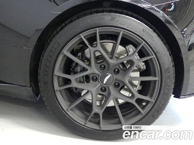 Aston Martin DB11 2022 — photo 4