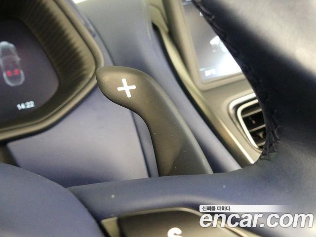Aston Martin DB11 2022 — photo 13