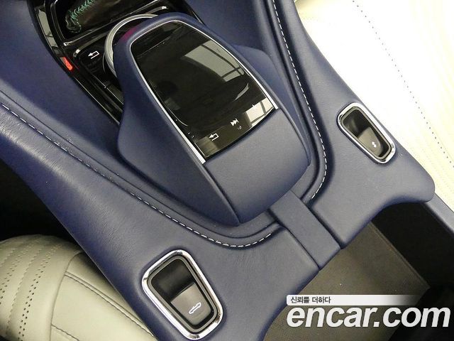 Aston Martin DB11 2022 — photo 16