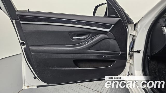 BMW 5-Series 2016 — photo 14