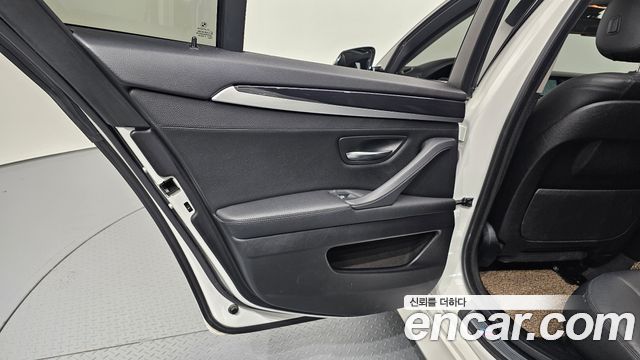 BMW 5-Series 2016 — photo 15
