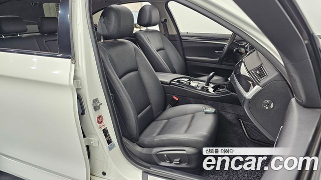 BMW 5-Series 2016 — photo 16