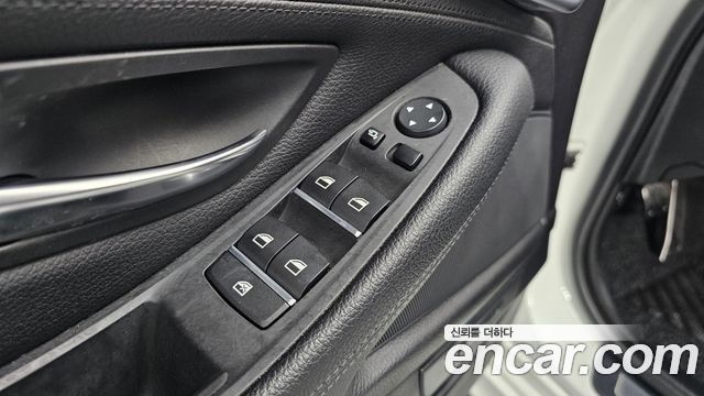 BMW 5-Series 2016 — photo 37