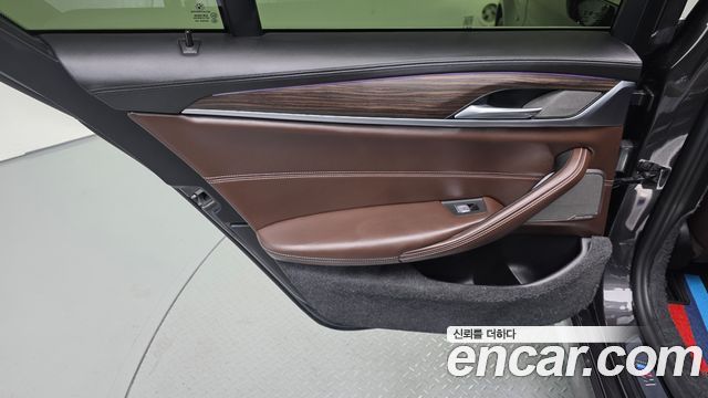 BMW 5-Series 2020 — photo 15