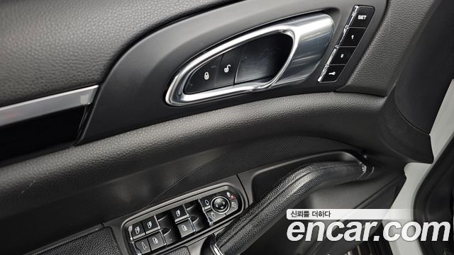 Porsche Cayenne 2017 — photo 16