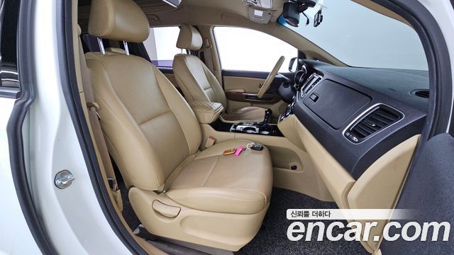 Kia Canival 2016 — photo 11