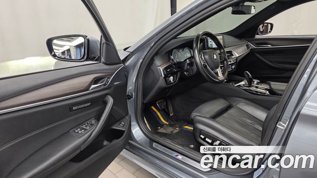 BMW 5-Series 2017 — photo 10