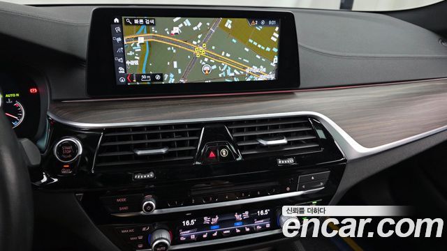 BMW 5-Series 2017 — photo 14