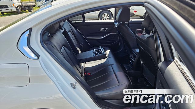 BMW 3-Series 2021 — photo 17