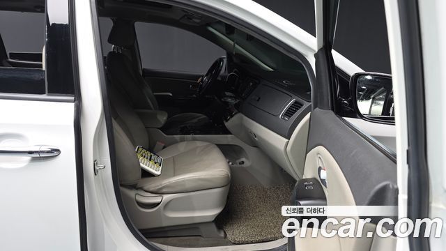 Kia Canival 2015 — photo 17