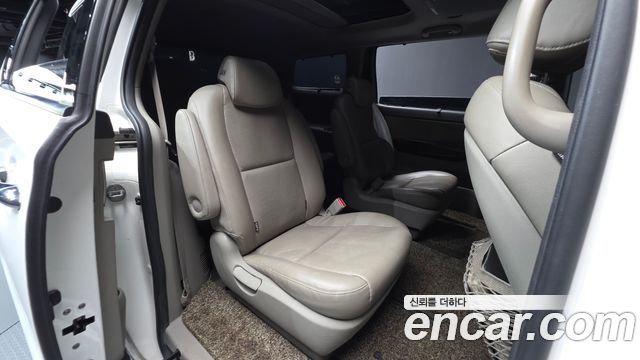 Kia Canival 2015 — photo 18