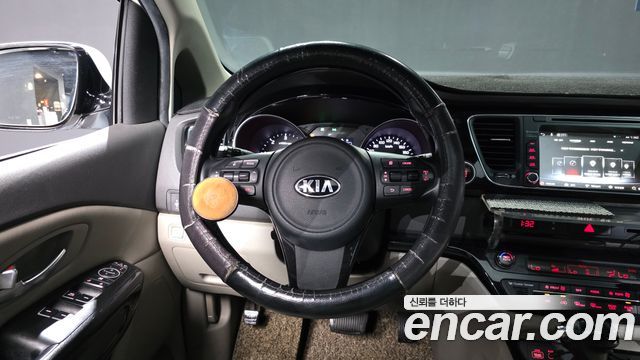 Kia Canival 2015 — photo 19