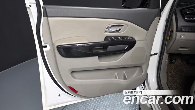 Kia Canival 2015 — photo 14