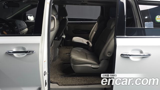 Kia Canival 2015 — photo 16