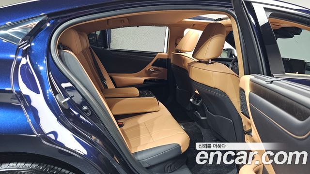 Lexus ES 2022 — photo 17