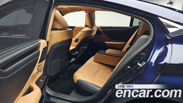 Lexus ES 2022 — photo 18