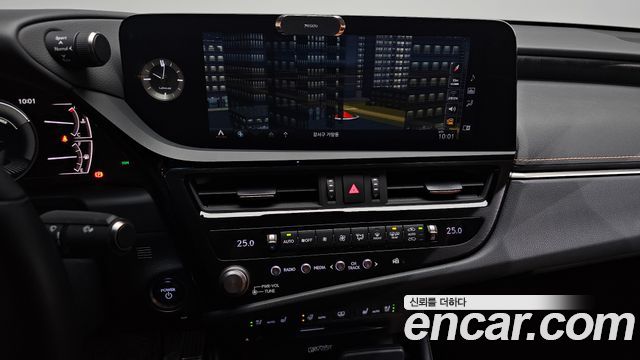 Lexus ES 2022 — photo 20