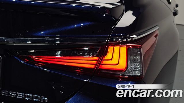 Lexus ES 2022 — photo 9