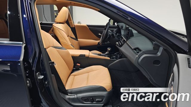 Lexus ES 2022 — photo 16