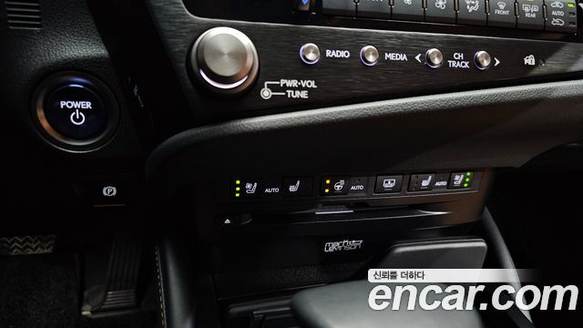 Lexus ES 2022 — photo 34