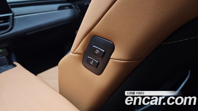 Lexus ES 2022 — photo 40