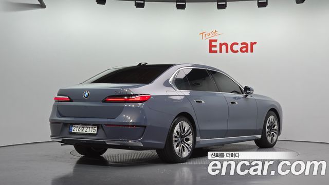 BMW 7-Series 2023 — photo 2