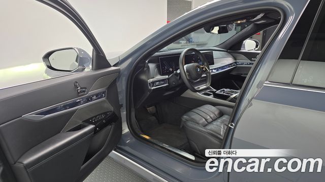 BMW 7-Series 2023 — photo 10