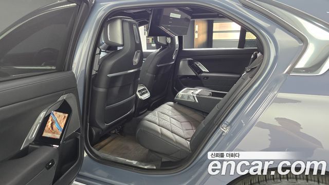 BMW 7-Series 2023 — photo 11
