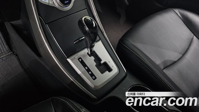 Hyundai AVANTE 2011 — photo 12