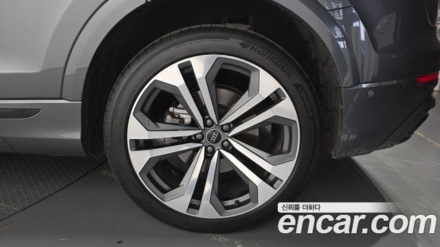 Audi Q8 2023 — photo 7