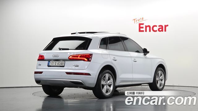 Audi Q5 2020 — photo 2