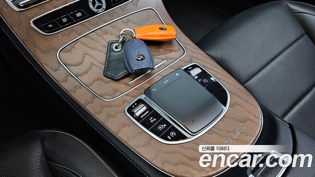 Mercedes-Benz E-Class 2021 — photo 24