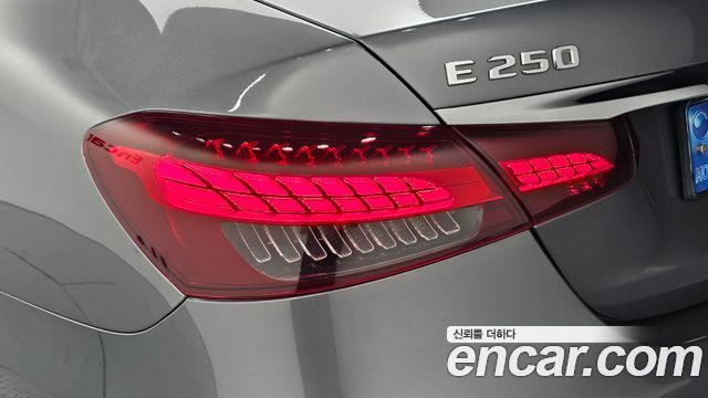 Mercedes-Benz E-Class 2021 — photo 9