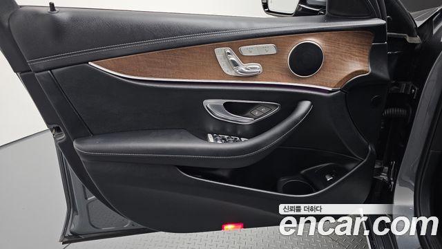 Mercedes-Benz E-Class 2021 — photo 14
