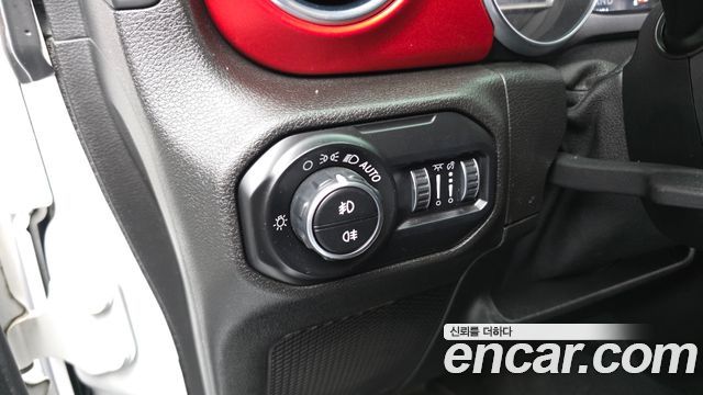 Jeep Wrangler 2020 — photo 24
