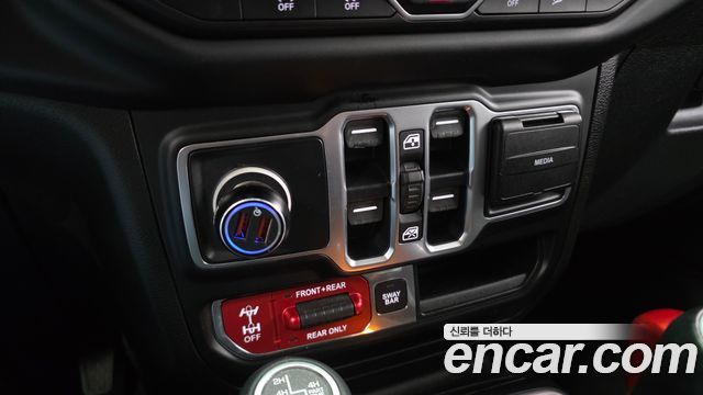 Jeep Wrangler 2020 — photo 25