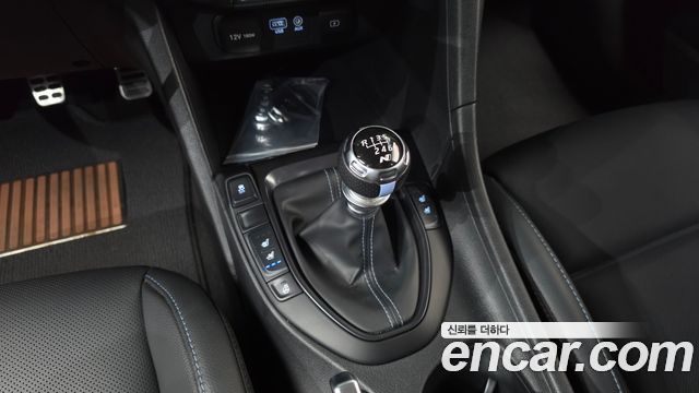 Hyundai Veloster 2019 — photo 12