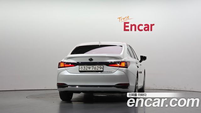 Lexus ES 2023 — photo 4